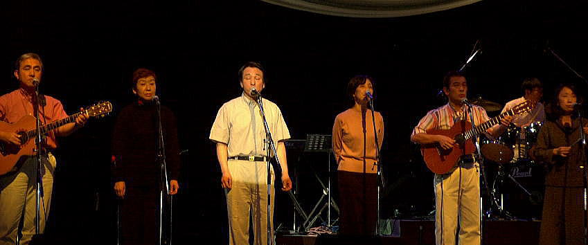 2003年コンサートで歌う70のテナーとメロディパート