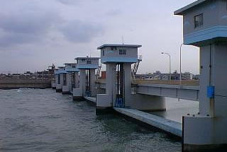 ���������ق�萅��Q�[�g��]��