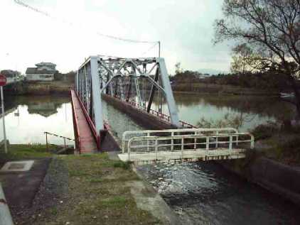 ����V��̒��i�삪�������Ă���j