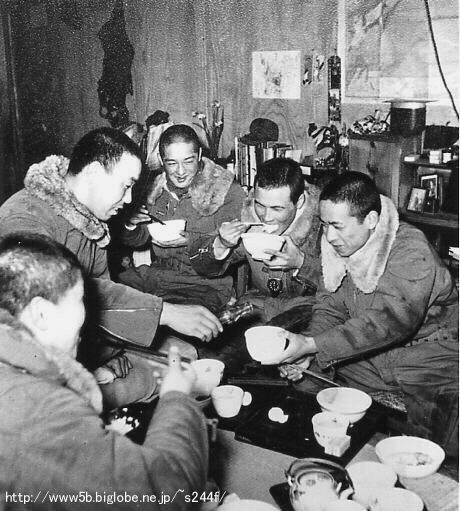 20年１月、震天隊の食事風景