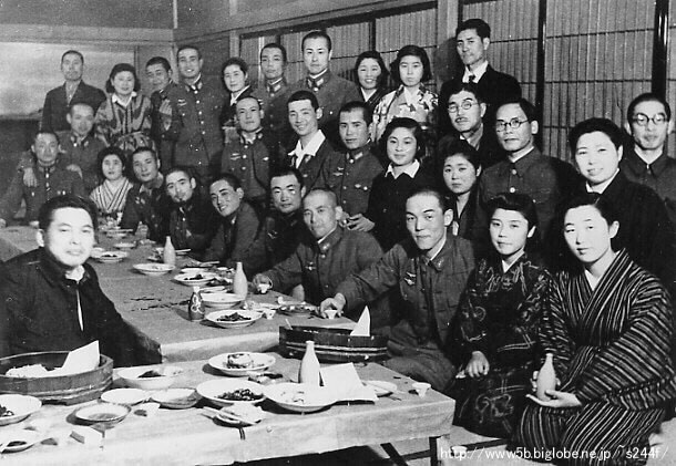 山王ホテルで催された壮行の宴に出席した244戦隊の将校操縦者たち