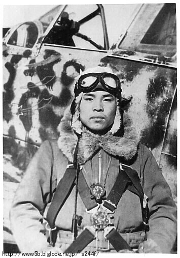 神風の鉢巻を締めた鈴木伍長