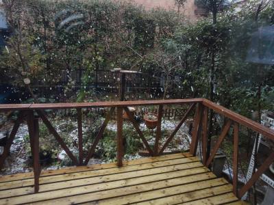 ������~��