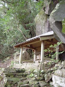 ���`�_�Ђ͓싽����n���Ă����̎R����o�����Ƃ���ɂ���B�傫�Ȋ�Ղ̉����K�����肻���ɍՂ��Ă���B