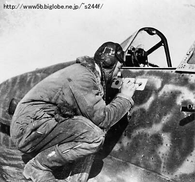 16���ɃX�R�A�}�[�N��`���|�[�Y�̑O�c����