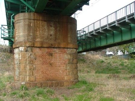 中央線多摩川橋梁の橋脚（2007年3月撮影）
