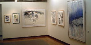 多摩美術大学版画OB展の会場風景。右端の大作は渡邊慶子さんの作品