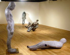 笠原昌子彫刻展の会場風景。手前は「器としての人間2」