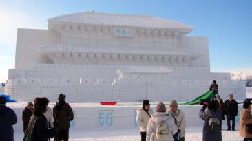 日韓国交正常化40年で作られた雪像。これは滑り台がないので、人が少ない