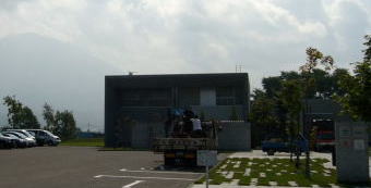 小川原脩記念美術館の前で搬出される橘井さんの作品と、と羊蹄山