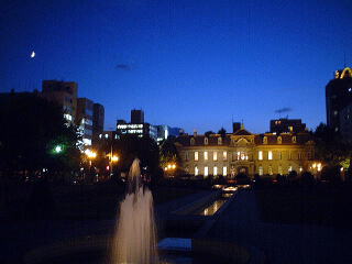 大通西11丁目から見た夕映えと上弦の月。奥の建物は札幌市資料館