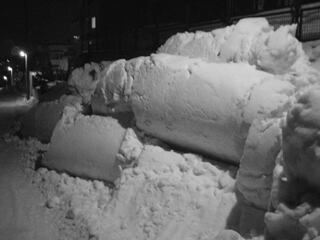 除雪車が道路わきに積み上げていった雪のかたまり