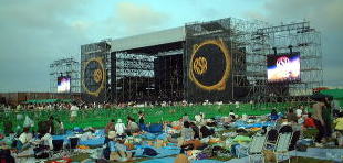 ライジングサン･ロック･フェスティバルの最も大きいステージ「SUN　STAGE」。手前は寝そべって音楽を楽しめるレジャーサイト