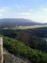 振り返ると大島空港が一望できる