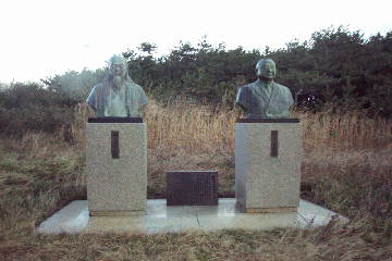 タコ公園にある横山太平氏と柏原正夫氏の像