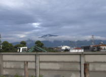 ����̉J���オ���R�ɉ_��������B���U�����뎩��߂���