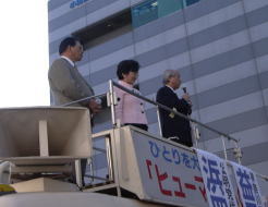 ��a�w�O�ł̊X���B�����͕l�l�Ñ�\��s