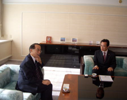 �a�₩�ɉ�k���s�Ȃ�ꂽ