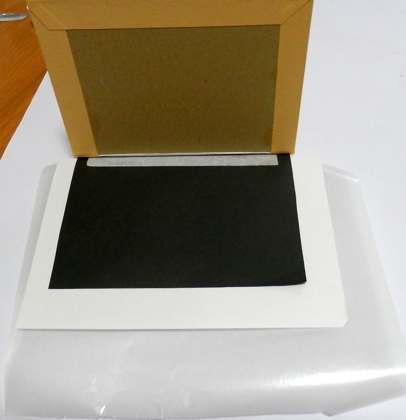 �\������