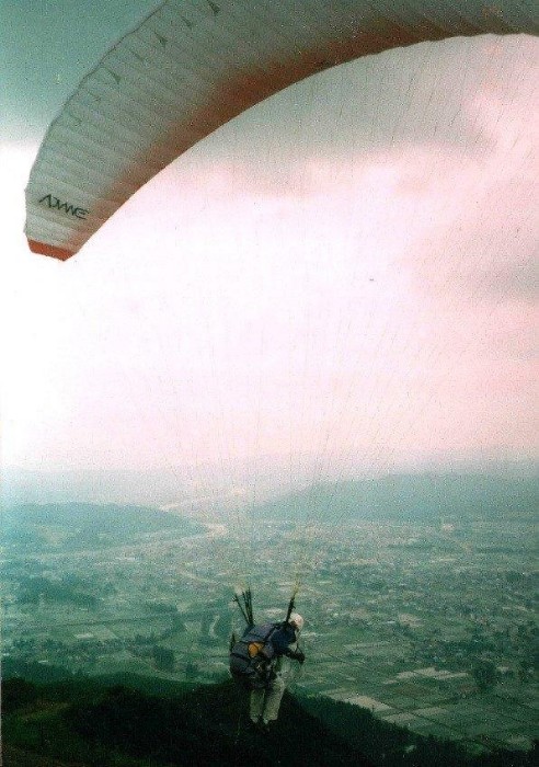 小出鳴倉山エリアをテイクオフする「オメガ3」