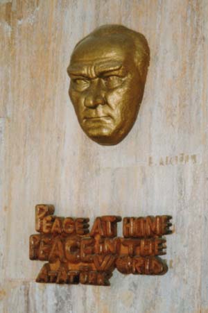 [�����ق̕ǂ̃A�^�e�����N��]