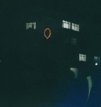 [�w�Z�̕ǂɕ����яオ��A�^�e�����N��]