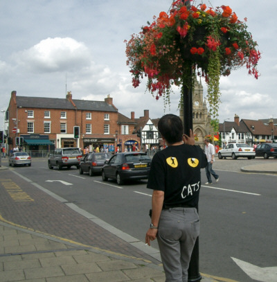 [�c�A�[�̃o�X��҂V�e�B�z�[���O��]