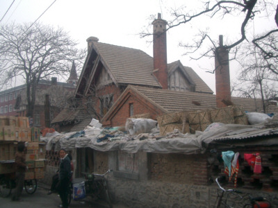 [�������̏ォ�猩����A�w����]