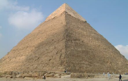 [�J�t���[���̃s���~�b�h�̑O�Ŏ���グ��]