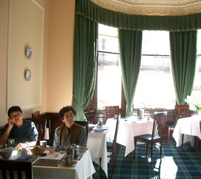 [�G�f�B���o���̃z�e���̂悤�ȐH��]