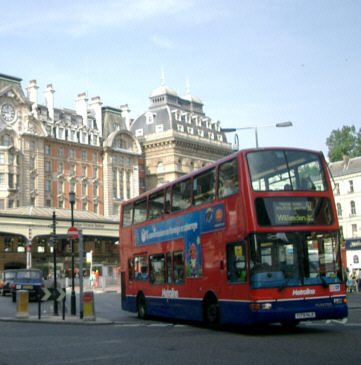 [���B�N�g���A�w�ƃ����h���o�X]