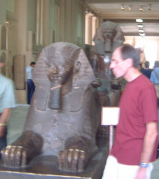 [�F�X�ȃX�t�B���N�X���G�R�ƕ��ׂ��Ă���]