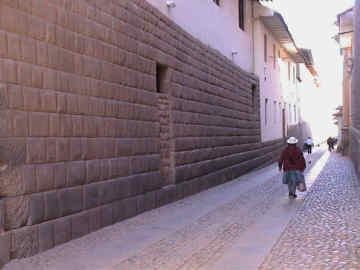 [�z�e���̑O�̃����g�ʂ�B���̑��͖l�B�̕����̑�]