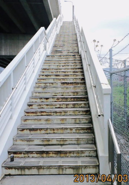 跨線橋への昇り階段