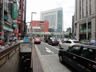 �n���S��������{���O�z�O�A����҂���̓t�@�~�}�̂R�K�ɂ���