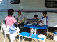 �g���[���[�n�E�X�̑O�̃f�b�L�Œ��H�ł���B