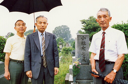 91年6月 戦隊長墓前にて加藤、三谷、松岡各氏