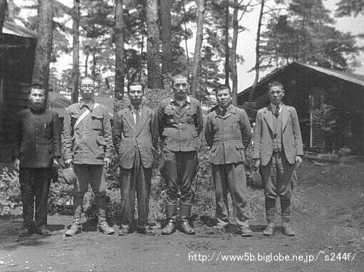昭和20年５月 調布飛行場半地下兵舎前の小林戦隊長と記者たち