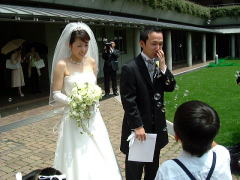 あき の結婚式 05 6 18 早いもので 大学を卒業してから 年 気が付いたらこんな年になっちゃいました 既に結婚した友達もいれば 自分磨き 趣味 の為に生きてる友達 仕事に生き甲斐を感じている友達 みんなそれぞれの人生を