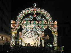 �W�܂�H���ƁA�R���r�j�O�̎��O���Q���ގ�