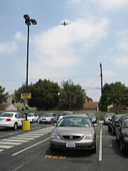 アメリカ旅行記/ HertsのLAX営業所。上空をLAXにアプローチする飛行機がばんばんと通ります。