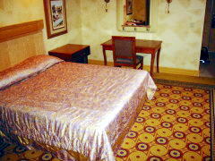 アメリカ旅行記/ Luxor のホテルの室内。アメリカのベッドはこれが標準サイズ