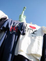 アメリカ旅行記/ ニューヨークニューヨークの自由の女神。Tシャツが掲げられています。 September 11th を追悼するためです。