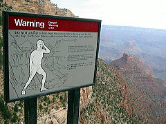 アメリカ旅行記/ グランドキャニオン ブライトエンジェルトレイル(Grand Canyon Bright Angel Trail)  コロラド川まで一日で降りて登ってくるのは危険。熱中症で体をこわすおそれありの看板