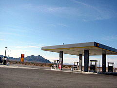 アメリカ旅行記/ Amargosa Valley(デスバレー入り口） のガススタ。 UFOが給油に来てもおかしくなさそう