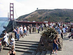 アメリカ旅行記/ Carifornia  ゴールデンゲートブリッジは有名な観光名所だけあり、たくさんの観光客がひっきりなしに訪れています。