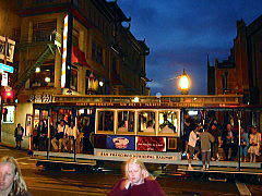 アメリカ旅行記/ Carifornia サンフランシスコ。 夜のケーブルカーを途中で乗ろうとしても一杯で乗れません。
