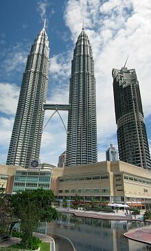 タイ マレーシア シンガポール ブルネイ フィリピン。マレーシアが誇る世界最高の摩天楼 ペトロナスタワー（KLCCともいいます）。3枚のデジカメ写真を合成