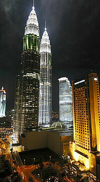タイ マレーシア シンガポール ブルネイ フィリピン。 マレーシアが誇るペトロナスタワー。しってました？ペトロナスタワーの第一棟は日本が、もう一棟は韓国がそれぞれ建てたことを。マレーシアもうまいですよね。国同士の威信をかけて競わせるなんて。それはともあれ、夜のペトロナスタワー、照明がサイバーパンクしていてアジアパワーを感じさせます