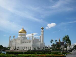 タイ マレーシア シンガポール ブルネイ フィリピン。イスラムと石油の富の国ブルネイを象徴させる金ぴかモスク。これ以外にさらにもっと立派なモスクもあるとか。ブルネイの王様がポケットマネーでこのモスクを建てたようです。
